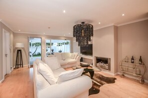 TV - Unique home in Woodbridge Island, Cape Town. Shared Pool, Walk to the beach. (Cape town)