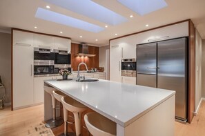 Private kitchen - Unique home in Woodbridge Island, Cape Town. Shared Pool, Walk to the beach. (Cape town)