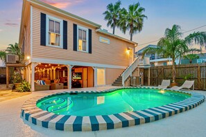 Utendørsbasseng og et oppvarmet basseng