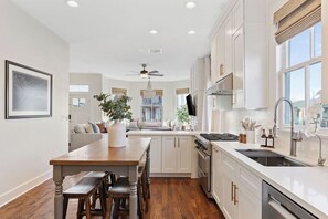 Refrigerador, microondas, horno, placa de cocina