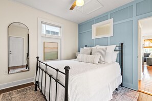 4 chambres, bureau, fer et planche à repasser, lit de bébé portatif