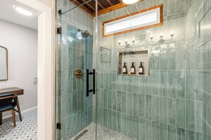 Douche, sèche-cheveux, serviettes fournies, savon