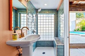 淋浴设施、吹风机、毛巾、肥皂