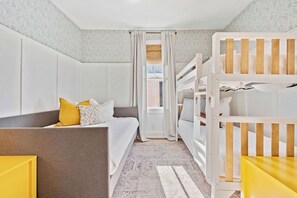 3 多间卧室、客房内保险箱、办公桌、熨斗/熨衣板