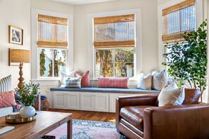 TV connectée, cheminée, table de tennis de table