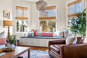 Smart TV, fireplace, ping pong - Private heated pool, 3 blocks to the beach (Galveston)