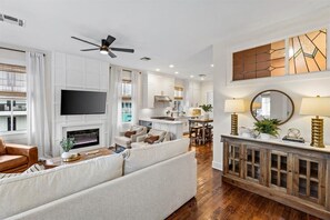 Smart TV, fireplace, ping pong - Private heated pool, 3 blocks to the beach (Galveston)