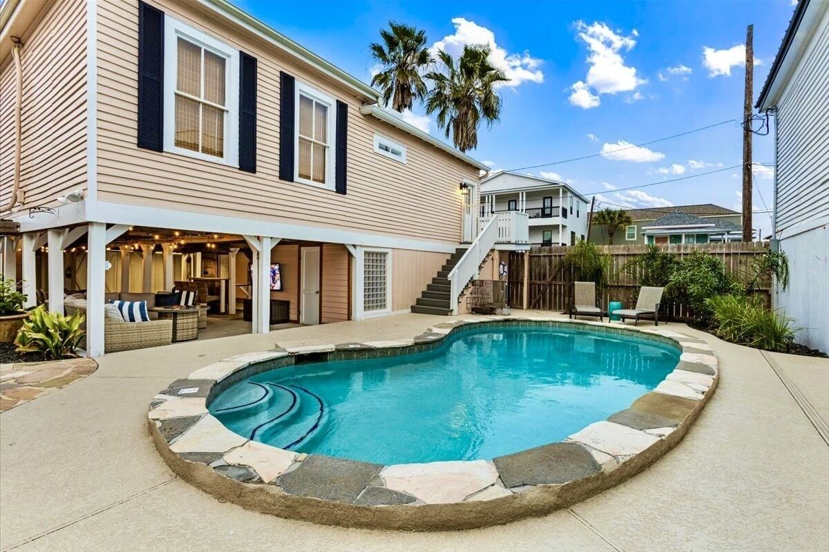 3 blocks to beach with heated pool + outdoor TV