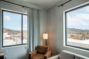 In-room safe, iron/ironing board, free WiFi, bed sheets - Bridge Creek Inn (Clayton)