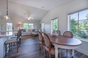 City Loft, City View | Living area | 52-inch flat-screen TV with cable channels, iPod dock - Bridge Creek Inn (Clayton)