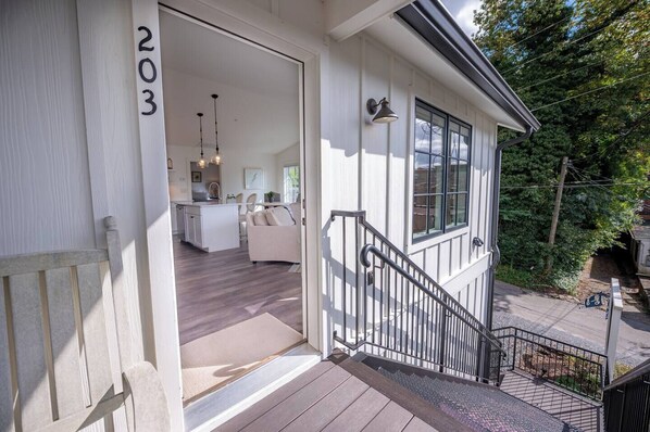 City Loft | In-room safe, iron/ironing board, free WiFi, bed sheets - Bridge Creek Inn (Clayton)