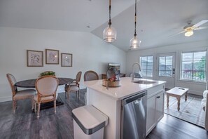 City Loft | In-room dining - Bridge Creek Inn (Clayton)