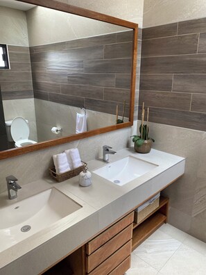 Dusche, Haartrockner, Handtücher, Seife