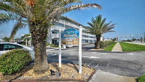 A hotel sign with the name 'Mariners Cove' and the number '3700'.