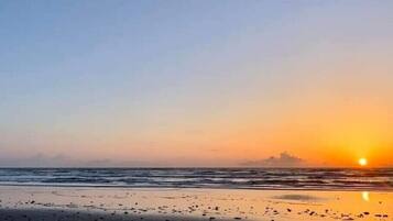 Chaises longues, serviettes de plage