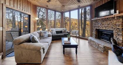 Lakeside, cozy cabin with game room. Recently renovated and pet-friendly!