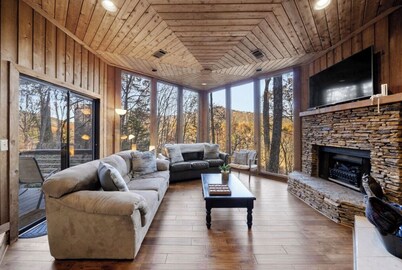 Lakeside, cozy cabin with game room. Recently renovated and pet-friendly!