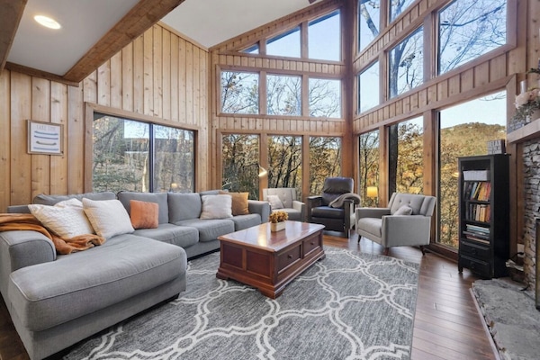 Smart-TV, peis, DVD-spiller og bøker