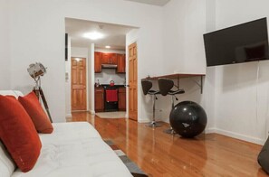 1 habitación, tabla de planchar con plancha, wifi y ropa de cama