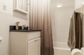 Regadera, secadora de cabello, toallas, papel de baño
