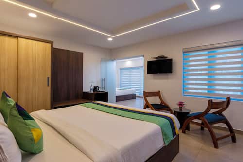 Premium Room | Desk, soundproofing, iron/ironing board
