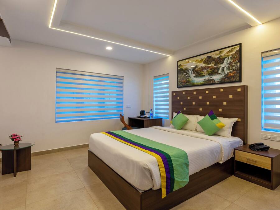 Standard Room | Desk, soundproofing, iron/ironing board