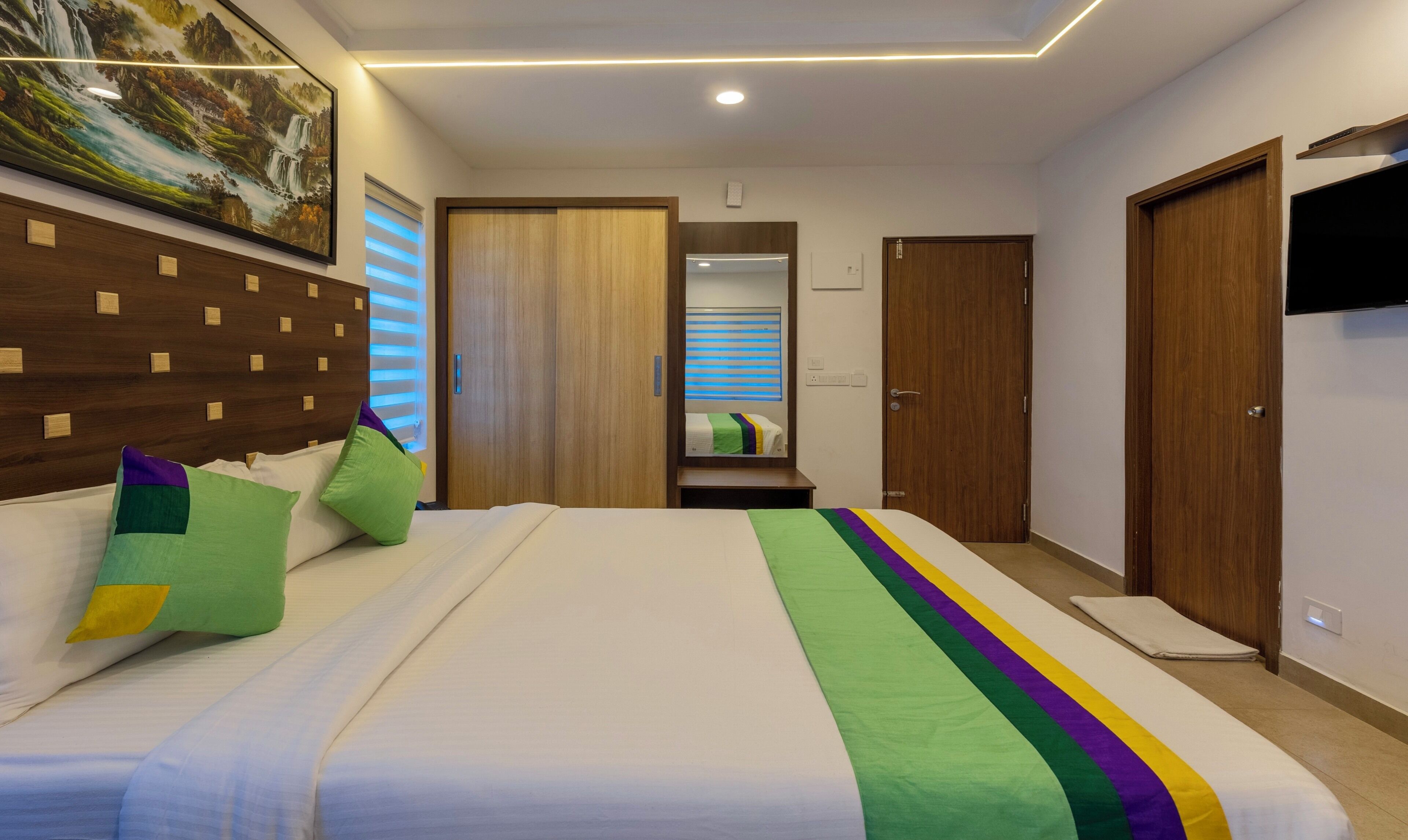 Escritorio, sistema de insonorización y tabla de planchar con plancha 