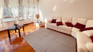 Una sala de estar con un sofá, una mesa de centro y una alfombra.