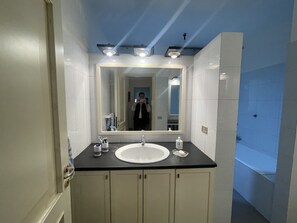 Appartement Confort | Salle de bain | Baignoire relaxante profonde, douche à « effet pluie »