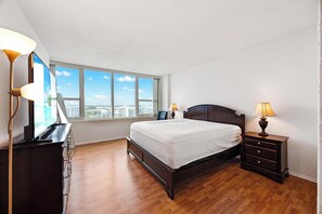 2 soveværelser, pengeskab på værelset, strygejern/strygebræt