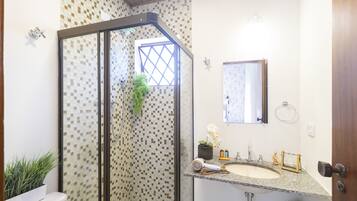 Apartment | Bathroom | Shower, free toiletries