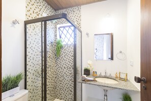 Apartamento | Baño | Ducha y artículos de higiene personal gratuitos