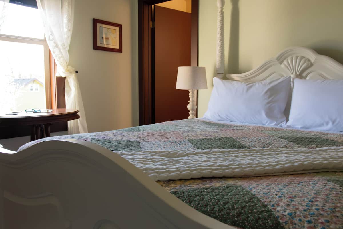 Columbia Room | Premium bedding, pillowtop beds, individually decorated