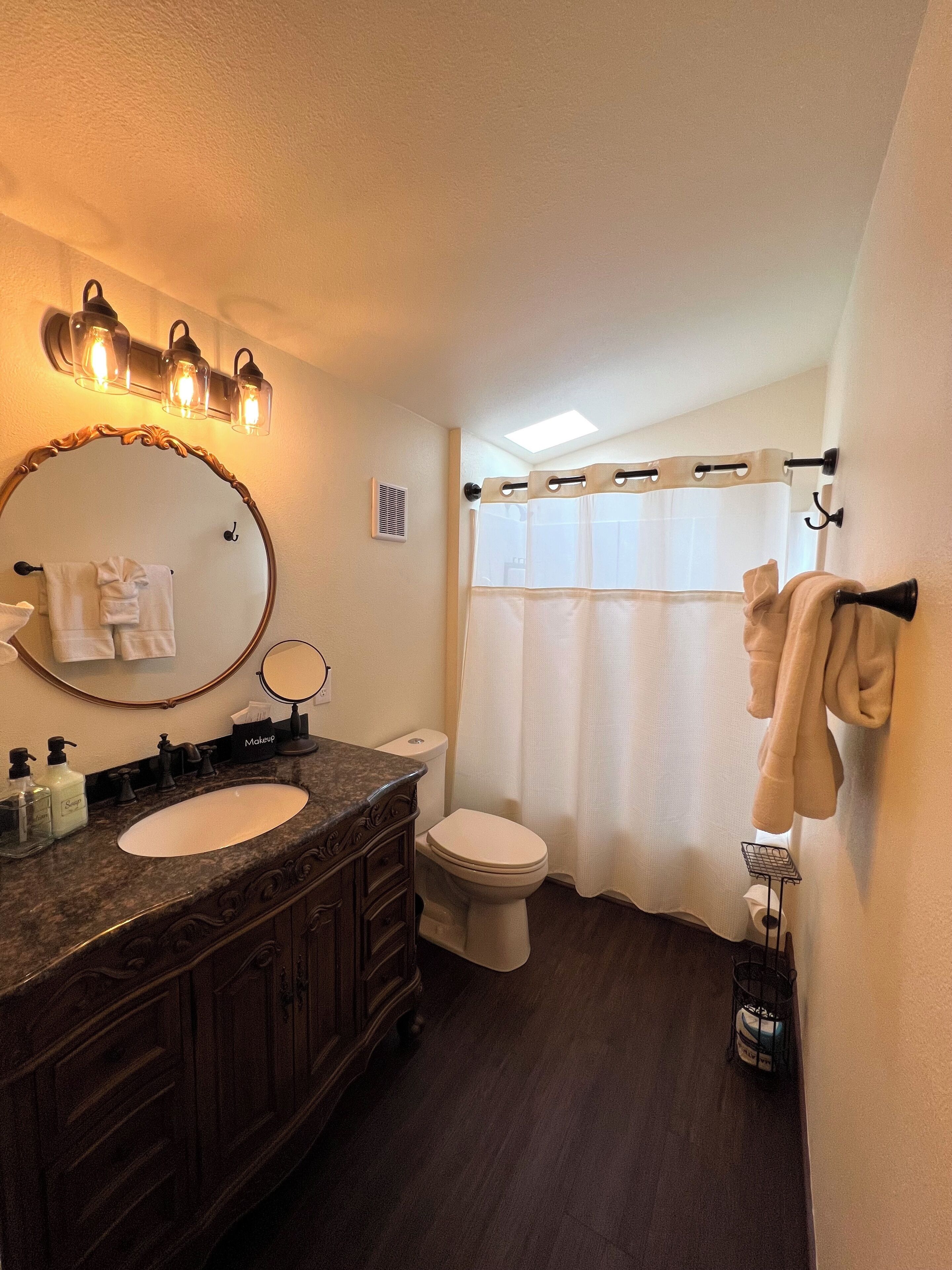 Columbia Room | Bathroom | Combined shower/tub, hair dryer, bathrobes, towels