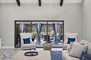 Smart TV y chimenea 