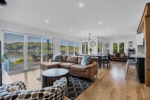 TV connectée, cheminée, livres