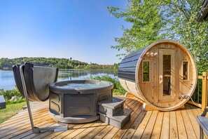 Terrace/patio - Cozy Shores, Hot tub and sauna, pet friendly. kayak, boating and golf (Port Carling)
