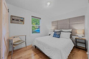 4 bedrooms, desk, travel crib, free WiFi - Cozy Shores,  Hot tub and sauna, pet friendly. kayak, boating and golf  (Port Carling)