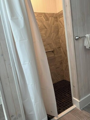 Deluxe Room | Bathroom | Designer toiletries, hair dryer, towels, soap - Cannon Hill Inn (Rowlesburg)