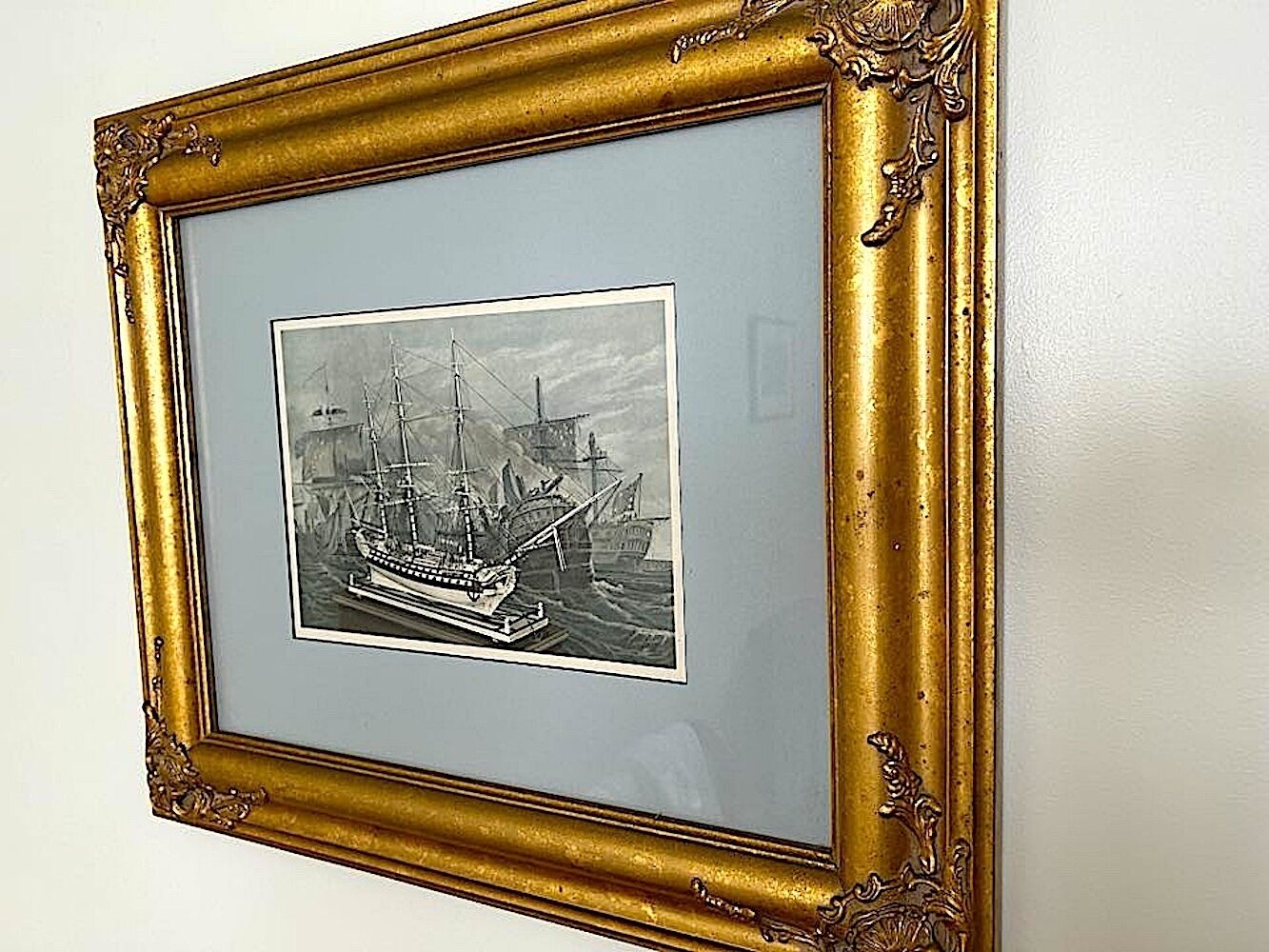 Illustrazione storica di una nave in bianco e nero, incorniciata.