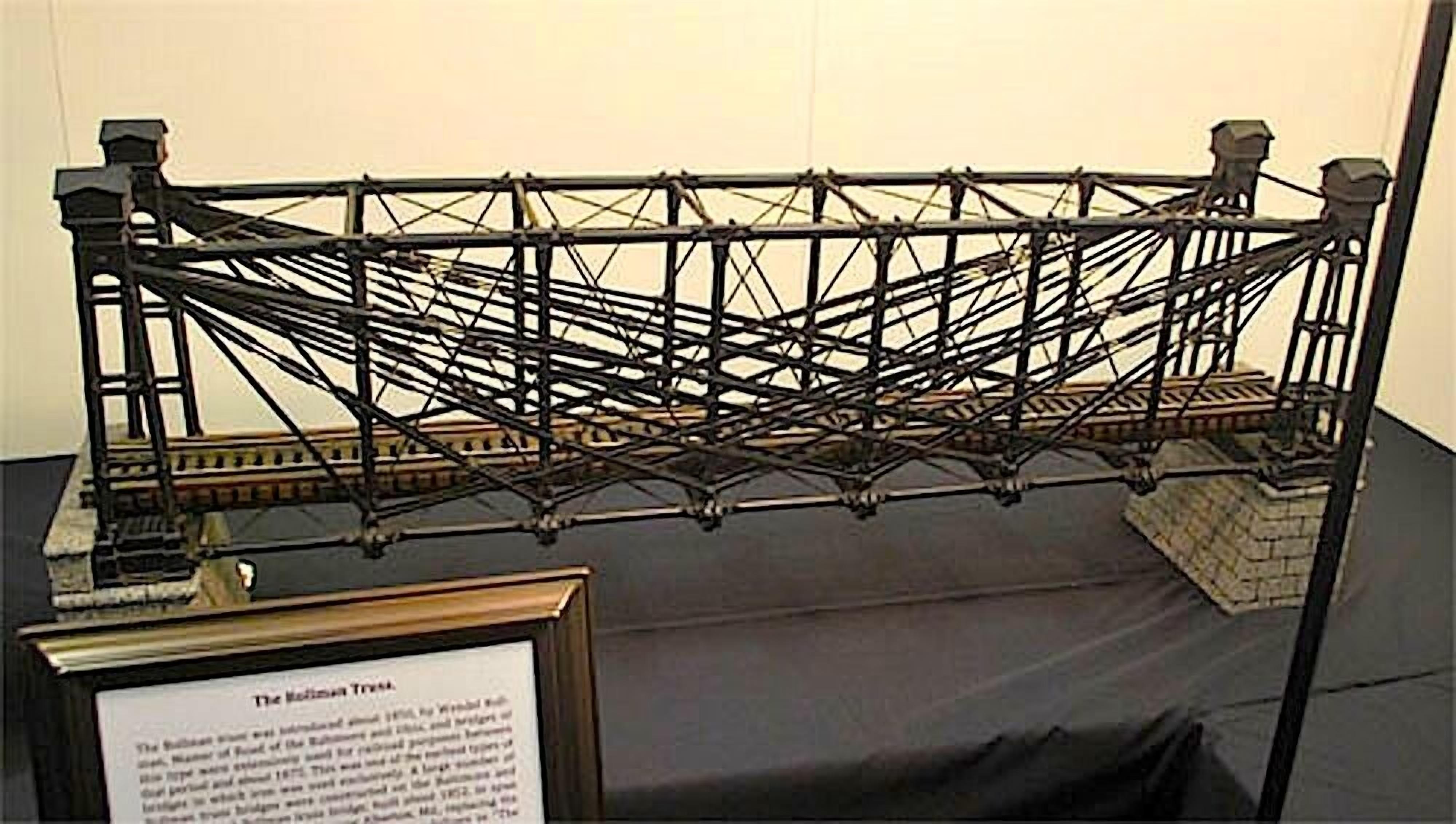 Un modelo de puente colgante con una estructura detallada y una placa frontal.