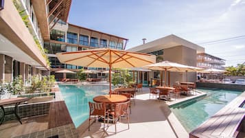 3 piscinas externas