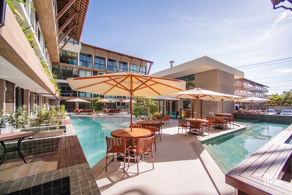 3 piscines extérieures