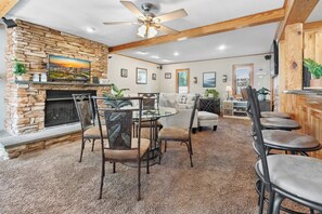 Dining - Spacious Oasis on Monument Ave | Pool NOW OPEN (Richmond)