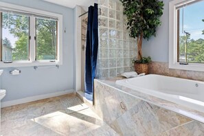 Een douche, een bubbelbad, een haardroger, handdoeken