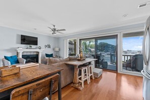 Télévision, cheminée