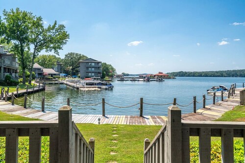 Waterfront Lake Hamilton Escape