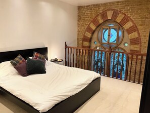 2 bedrooms, desk, iron/ironing board, travel cot - Magical Converted Church duplex apartment, close to Harry Potter Studios  (Watford)