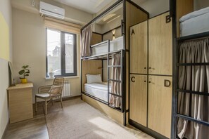 Hypo-allergenic bedding, in-room safe, desk, blackout drapes