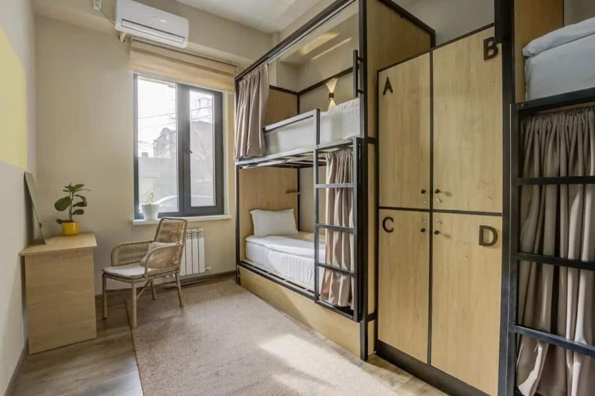 Zimmersafe, Schreibtisch, Verdunkelungsvorhänge, schallisolierte Zimmer